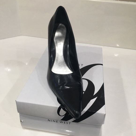 Gently used Classic Black Pump size 7.5. 3 in heel - Picture 2 of 5